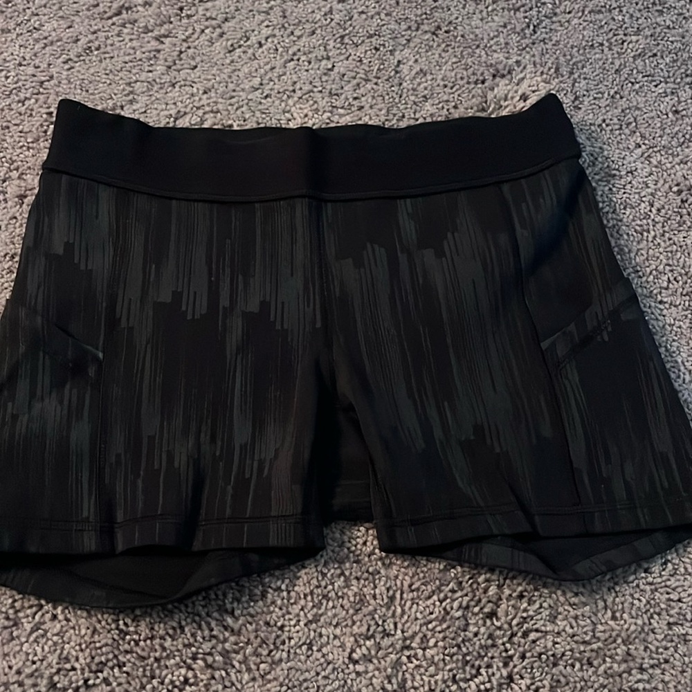 Lululemon size 8 4in black shorts